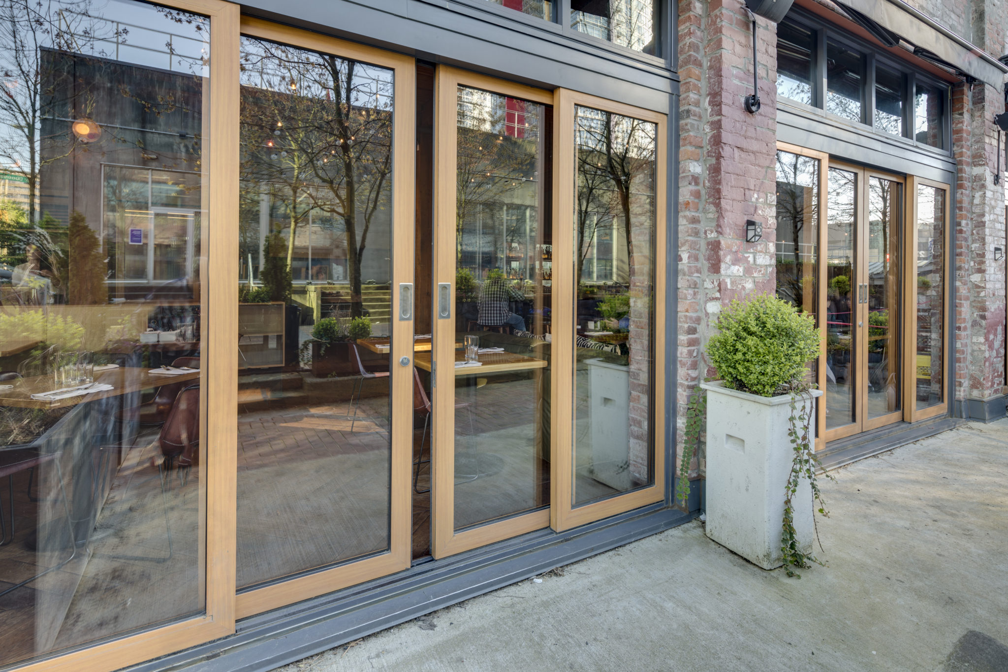 chambar-restaurant-vue-sliding-doors-architectural-glass-projects